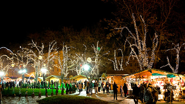 Рождественская ярмарка Városháza Park