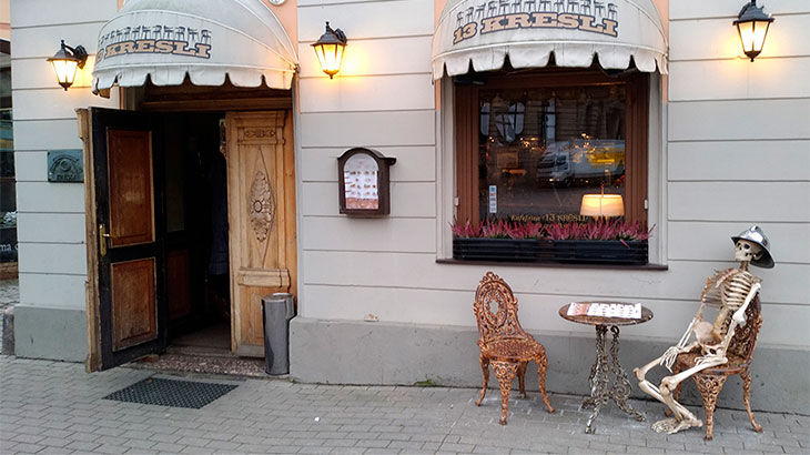 Кафе на Домской площади со скилетом