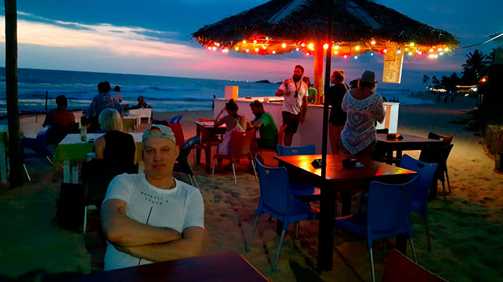 Кафе на пляже в Хиккадуве
