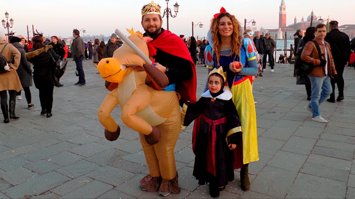 Итальянская семья в карнавальных костюмах