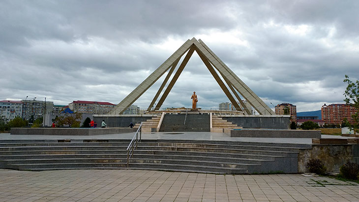 Памятник русской учительнице